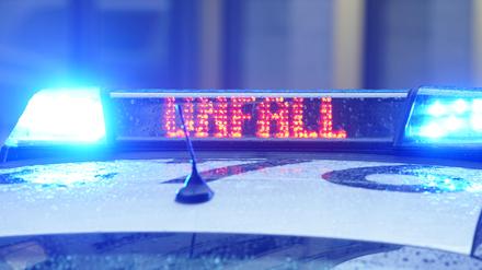 Auto kracht gegen Ampel, Beamte im Krankenhaus: Zwei Polizisten bei Verkehrsunfall in Berlin-Wilmersdorf verletzt
