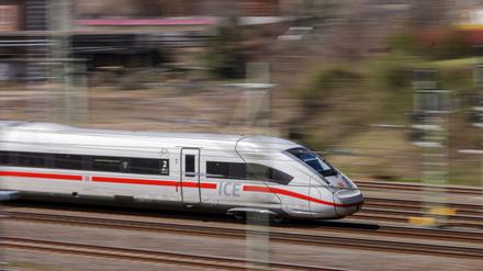 Mehr Reisende in Zügen unterwegs: Doch jeder dritte Fernverkehrszug der Deutschen Bahn ist unpünktlich