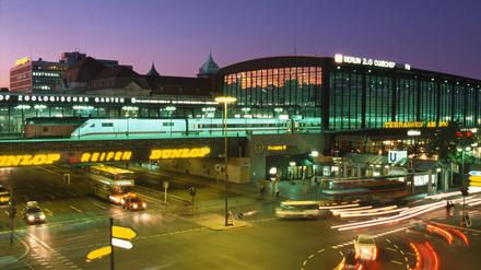 Getreten, gebissen, bespuckt: Frau attackiert Polizisten am Berliner Bahnhof Zoo