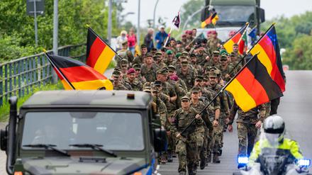 120 Kilometer mit Start in Brandenburg: Soldaten marschieren in Gedenken an Gefallene &ndash; Ankunft in Berlin am Donnerstag