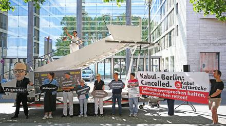 Eilverfahren am OVG Berlin-Brandenburg: Gericht setzt Beschluss zu Visa für Afghanen zunächst aus