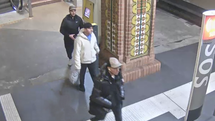 Von der &Uuml;berwachungskamera gefilmt: Berliner Polizei sucht nach schwerem Raub drei Tatverd&auml;chtige