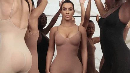 Der prominente Wochenrückblick : Kim Kardashian macht jetzt Strümpfe fürs Gesicht