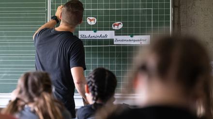 Debatte um Rente und Lebensarbeitszeit: Ökonomen wollen Beamte mehr als fünf Jahre später in Pension schicken