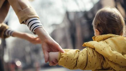 Dreijähriger läuft auf Radweg: Rennradfahrer fährt Kleinkind auf dem Tempelhofer Feld an