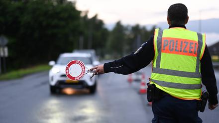 Dobrindt plant Verlängerung der Grenzkontrollen: „Erhebliche Zweifel an der Rechtmäßigkeit“