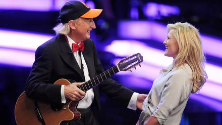 Ohrwurm &bdquo;Baby Shark&ldquo;: Otto als Oma, Opa und Baby in Video mit Helene Fischer