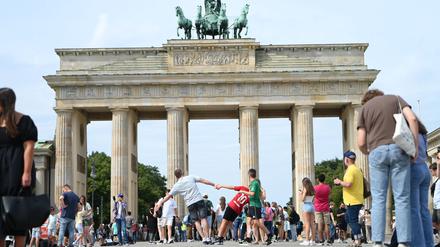 Brandenburger Tor beschmiert: Auf diesen Schriftzug kann sich die Berliner Polizei keinen Reim machen
