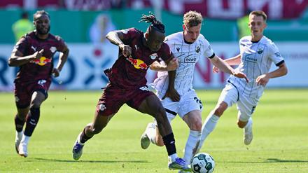 DFB-Pokal: Späte Tore: Banzuzi und Simons retten Werners Leipzig-Debüt