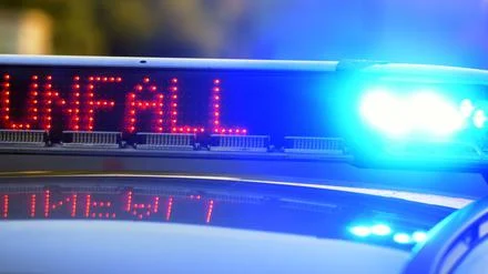 Schwerer Verkehrsunfall auf der A100: Motorradfahrer in Charlottenburg-Wilmersdorf tödlich verletzt