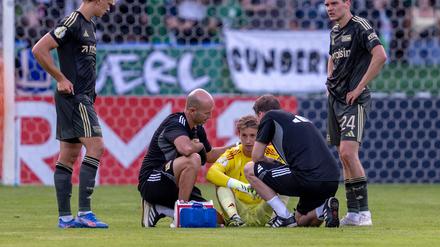 Auch der Fußball hat ein Hitzeproblem: Kollaps von Rönnow überschattet Unions Pokalsieg