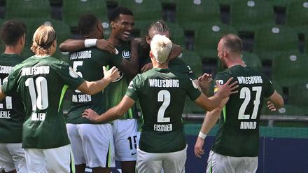 Fußball: Rekordsieg für Wolfsburg bei Pflichtspiel-Debüt von Simonis