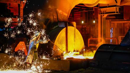 Kritik an Leyen wegen Trump-Deal: SPD-Chef Klingbeil fordert Gipfel zu Hilfen für Stahlindustrie