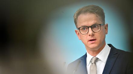 „Keine Ahnung von Lebensrealität arbeitender Menschen“: Linnemanns Angriff auf telefonische Krankschreibung sorgt für Empörung