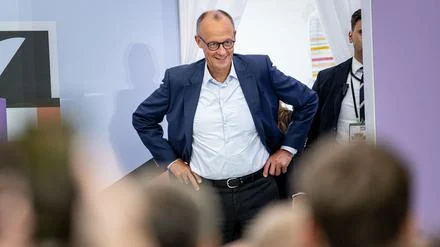 Bundesregierung: Einladung von Kanzler &amp; Co - Tausende im Regierungsviertel