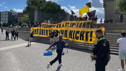 „Remigration“-Rufe am Reichstag: Rechtsextreme wollten TV-Interview mit Söder stören – kommen aber zu spät