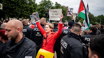 Polizei nimmt zwei Personen fest: FDP-Politikerin Karoline Preisler abermals bei Pro-Palästina-Demo in Berlin angegriffen