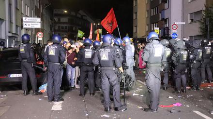 „Rheinmetall entwaffnen“: Antikriegs-Marsch in Köln artet in Gewalt aus – Verletzte und Festnahmen