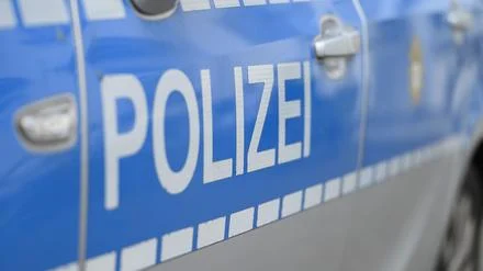 Lichtenberg: Unbekannte schlagen Mann: Verdacht auf mehrere Knochenbrüche