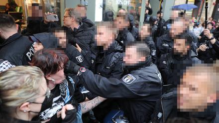 Polizist schlägt Frau bei Demo in Berlin: Irische Botschaft in Deutschland äußert Besorgnis