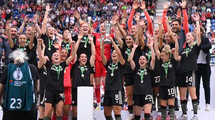 Klassiker in Karlsruhe: Viel Liebe f&uuml;r Lena Oberdorf bei Bayerns Supercup-Sieg