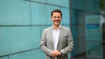 Er soll die Berlin-Wahl 2026 gewinnen: Steffen Krach erhält Rückendeckung vom SPD-Bundesvorstand