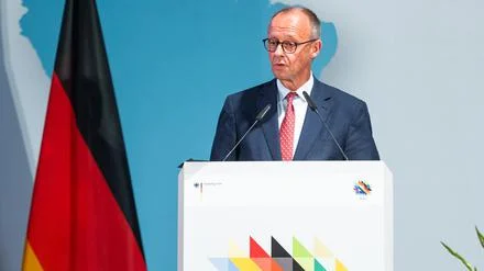 „Unsere Interessen ohne falsche Nostalgie justieren“: Merz schwört deutsche Diplomaten auf neue Sicherheitsarchitektur ein