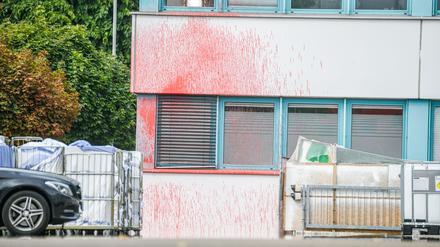 Mit Farbbeuteln und Rauchbomben: Personengruppe attackiert israelisches Rüstungsunternehmen in Ulm