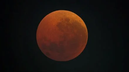 Totale Mondfinsternis: So spektakulär sah der Blutmond über Berlin und Brandenburg aus