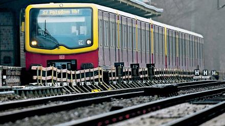 Festnahmen in Ahrensfelde: Schlafender Jugendlicher wird in Berliner S-Bahn bestohlen &ndash; und landet selbst in Gewahrsam