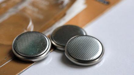 Klein, glänzend und verführerisch: Achtung, diese Batterien sind für Kinder lebensgefährlich