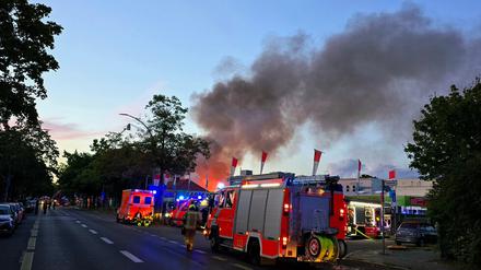 Rauchwolke über Berlin-Tegel: Feuerwehr löscht großen Brand in Gartencenter