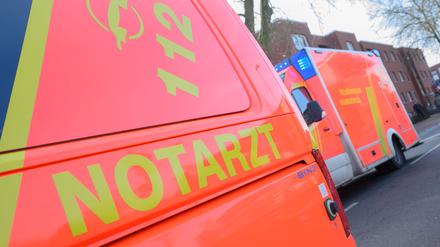 60-J&auml;hriger erleidet Br&uuml;che und Sch&auml;del-Hirn-Trauma: Autofahrer fl&uuml;chtet nach Unfall mit E-Scooter-Fahrer in Berlin