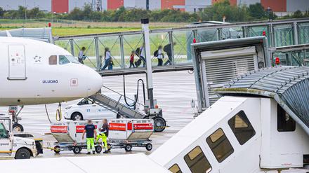 Fünf Männer, zehn Frauen und 13 Kinder: 28 Afghanen per Flugzeug auf dem Weg nach Hannover