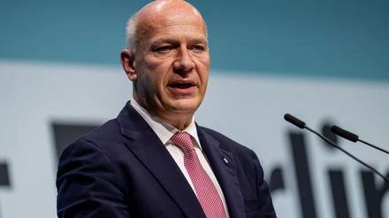 &bdquo;Berlin weitgehend vom internationalen Luftverkehr abgeschnitten&ldquo;: Wegner fordert mehr Langstreckenfl&uuml;ge f&uuml;r den BER