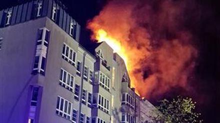 60 Feuerwehrleute im Einsatz: Nächtlicher Dachstuhlbrand in Berlin-Schöneberg