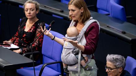 Vereinbarkeit: Bundestagsrede mit Baby &ndash; &bdquo;Kinder geh&ouml;ren zum Alltag&ldquo;