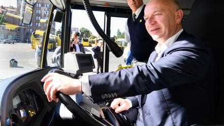 Berliner Verkehrsbetriebe: Wegner erneut an BVG-Steuer - Lob für Busfahrer