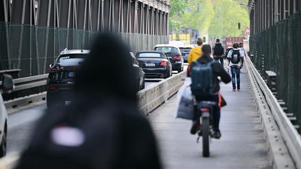 Wegen Verkehrschaos an der A100: Berliner Senat will Radweg auf der Elsenbrücke in Autospur umwandeln