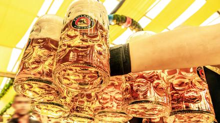 Akademiker trinken laut RKI mehr: Ein Drittel der Erwachsenen konsumiert Alkohol in gesundheitsschädlichen Mengen