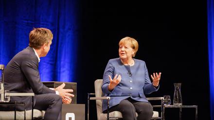 Ex-Kanzlerin in Talkshow: Merkel lobt Merz: &bdquo;Mit Charme und Stimme&ldquo;