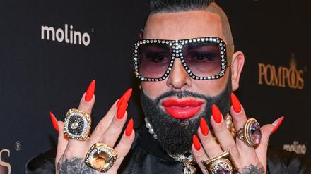 Vor dem Finale: Gl&ouml;&ouml;ckler begr&uuml;&szlig;t ersten Mann im Wettstreit um Weinmajest&auml;t