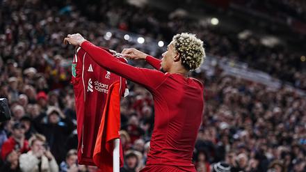 Fußball: Ekitiké entschuldigt sich für unnötigen Platzverweis