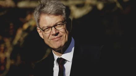 Kreislaufkollaps bei Kabinettsklausur: Verkehrsminister Schnieder ins Krankenhaus gebracht