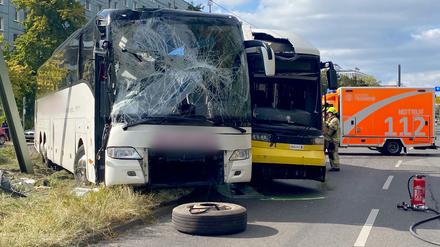 Tram und Reisebus kollidieren nahe Alexanderplatz: Busfahrer und Fünftklässler bei Unfall im Berliner Zentrum verletzt