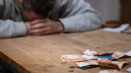 &Uuml;berschuldungsreport 2025: Studie: Krankheit bleibt wichtigster &Uuml;berschuldungsgrund