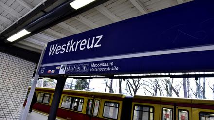 Schwerer Unfall in Berlin-Charlottenburg: S-Bahn erfasst Rollstuhlfahrer &ndash; 67-J&auml;hriger in kritischem Zustand