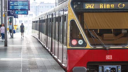 Am Berliner Bahnhof Südkreuz: Polizeibekannter Mann greift Rollstuhlfahrer mit Eisenstange an