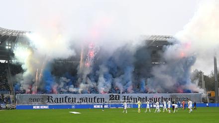 2. Fu&szlig;ball-Bundesliga: Pyro-Skandal: Prozess gegen Fanprojekt-Trio eingestellt