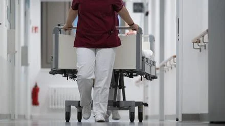 Zweifel an der Berufswahl wachsen: Jede vierte Gesundheitsfachkraft erlebt körperliche Gewalt